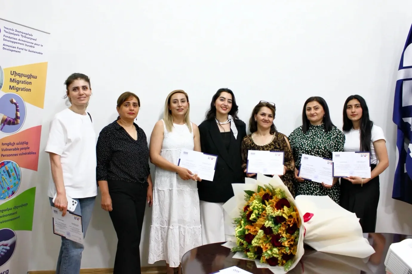 Diplômées de la formation d'autonomisation professionnelle tenant leur certificat, Arménie